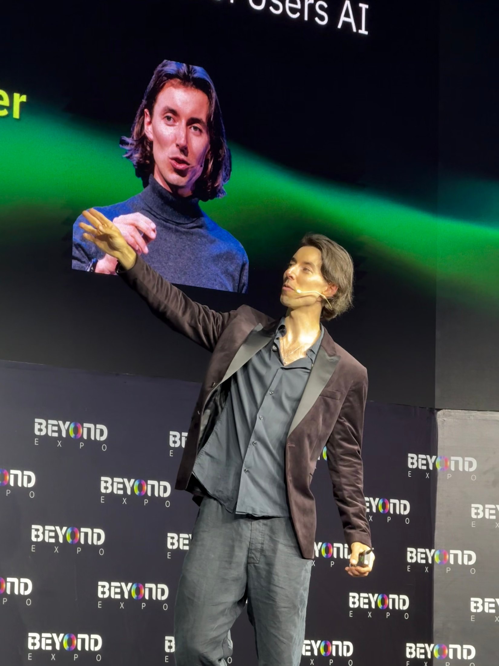 Christopher Obereder on stage